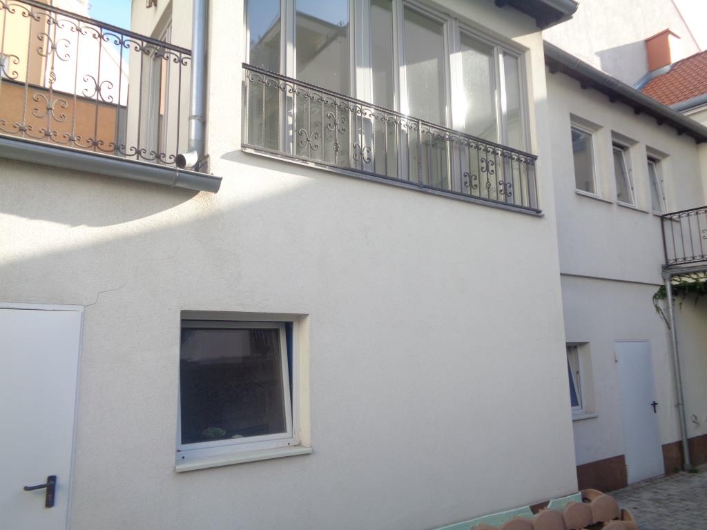 Hausfassade mit Balkon, Fenstern und Tür in Österreich