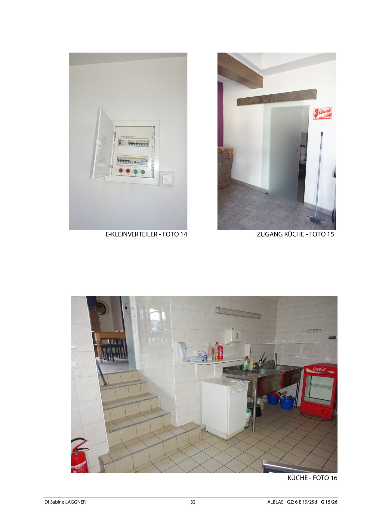 Küche mit Spülbecken, Kühlschrank und Treppe in einem Gebäude