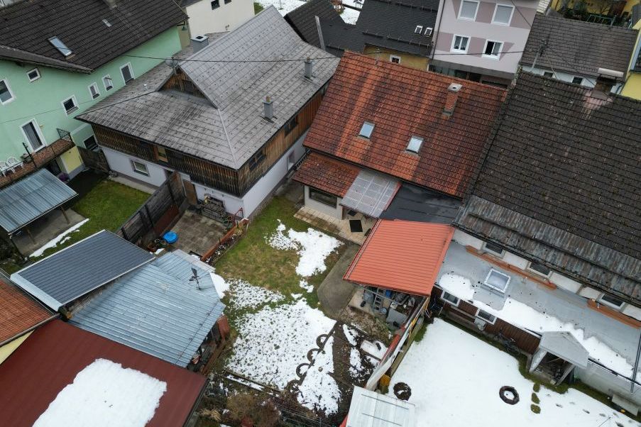 Häuser und Höfe mit Schnee bedeckt, aus Vogelperspektive aufgenommen