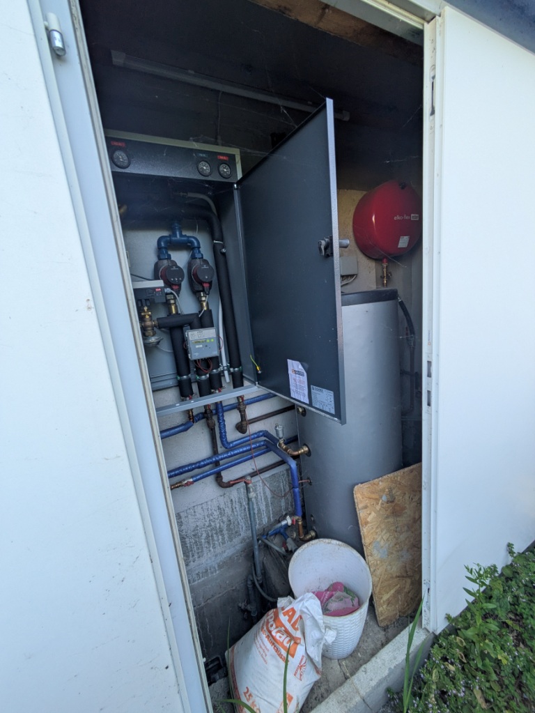 Heizungsanlage mit Warmwasserspeicher und Ausdehnungsgefäß in einem Technikschrank