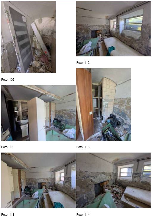 Verfallene Zimmer mit Bauschutt, Fenster und Türen