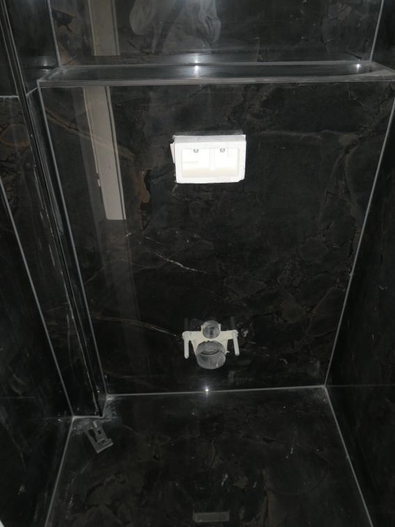 Installationsmaterial für Duschwand mit schwarzem Marmor