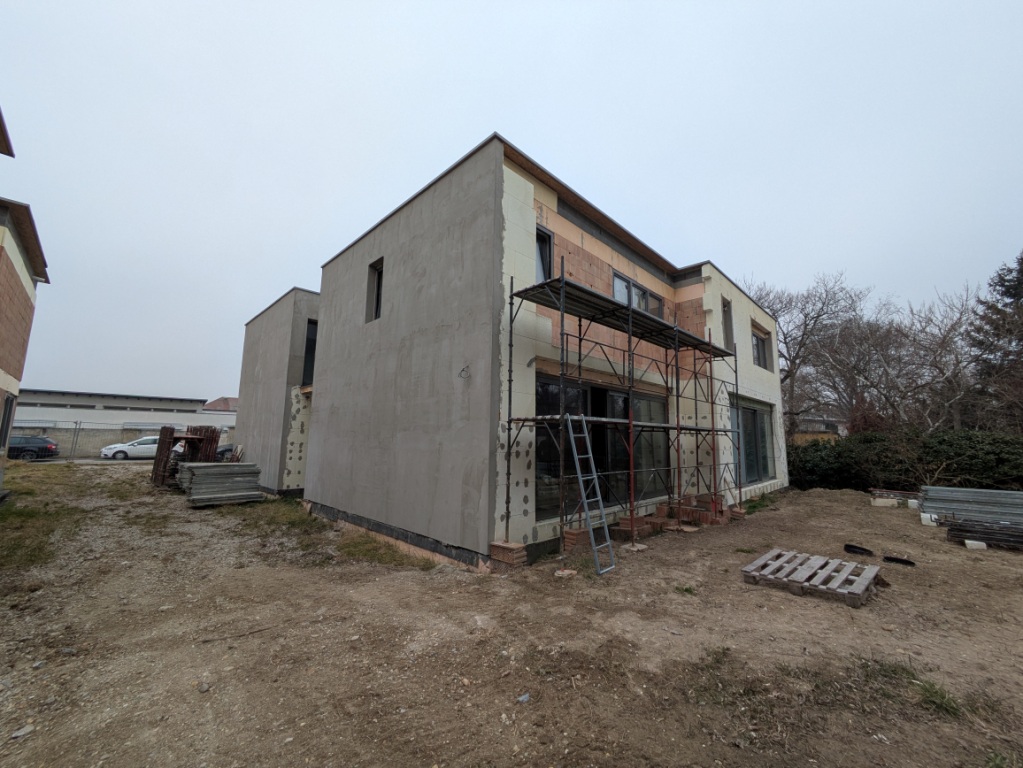 Neubau mit Gerüst und unverputzter Fassade in Wien-Donaustadt