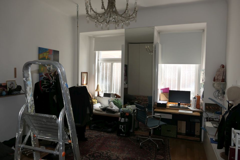 Arbeitszimmer mit Schreibtisch, Leiter und Spiegelkasten