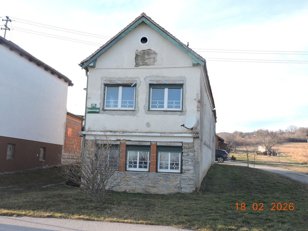 Haus in Gänsernstraße 29, ländliches Anwesen mit Auto und Feld im Hintergrund