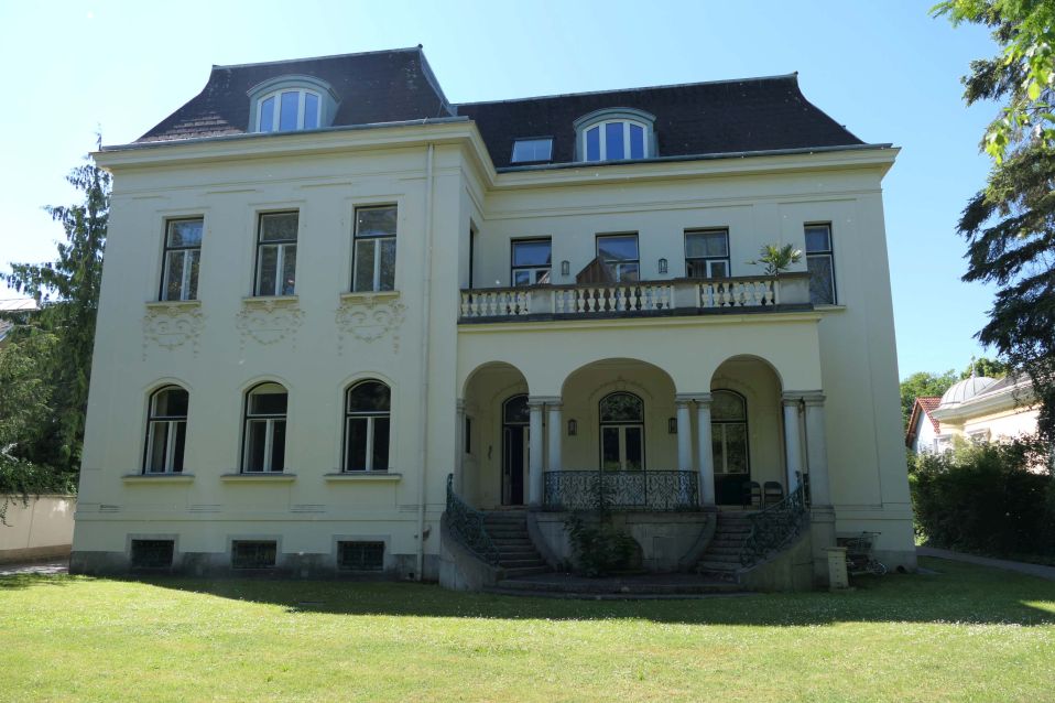 Villa in Wien mit Garten und Arkadenvorbau