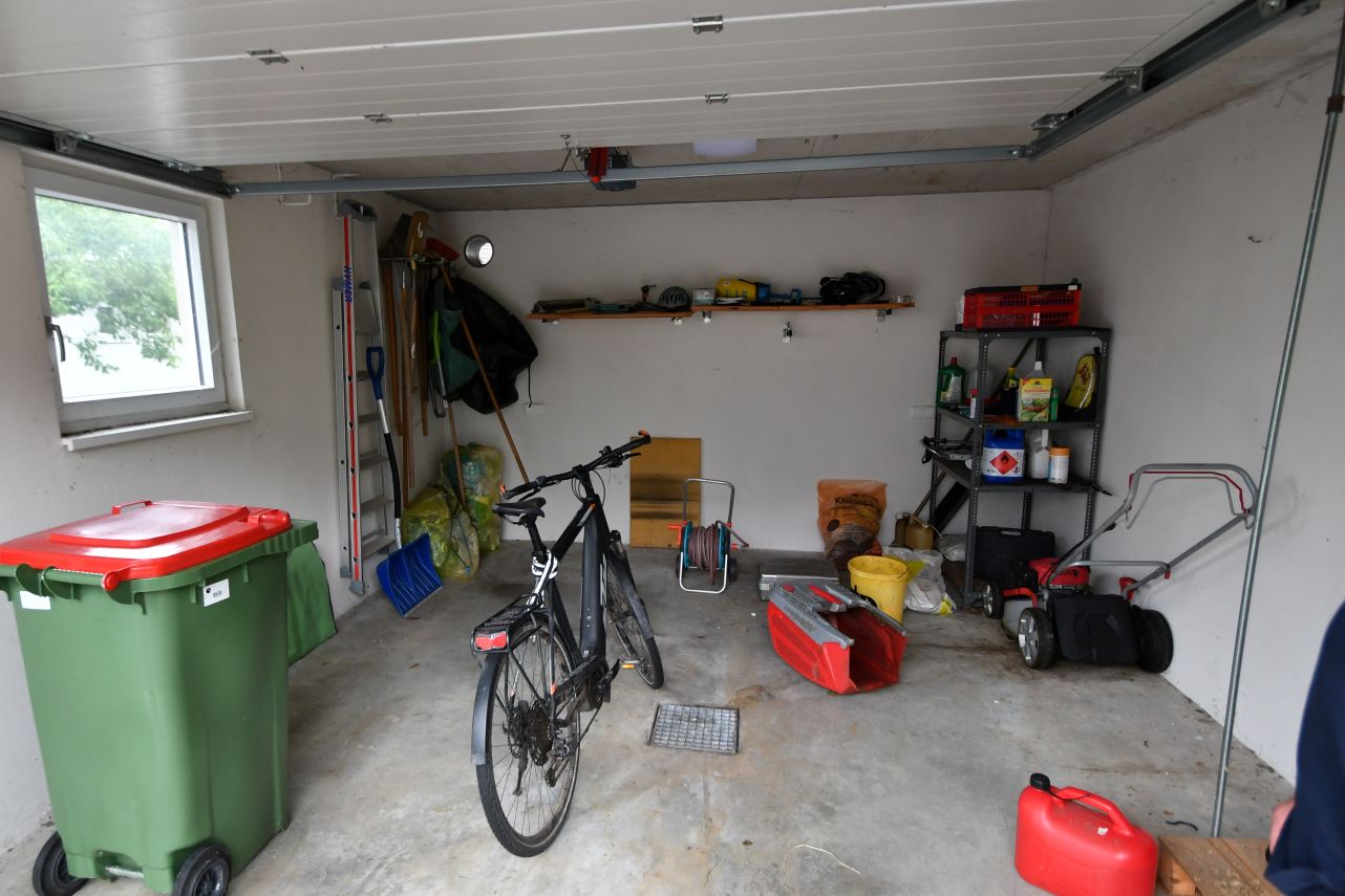 Garage mit Mülltonne, Fahrrad, Rasenmäher und Gartengeräten