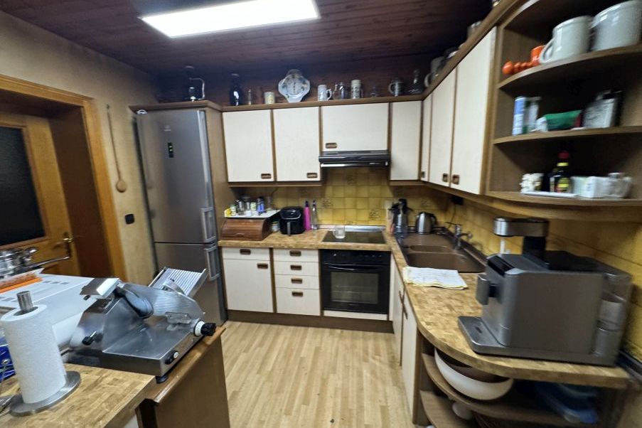 Küche mit Küchengeräten, Einbauküche und Kühlschrank, Holzdecke, Österreich