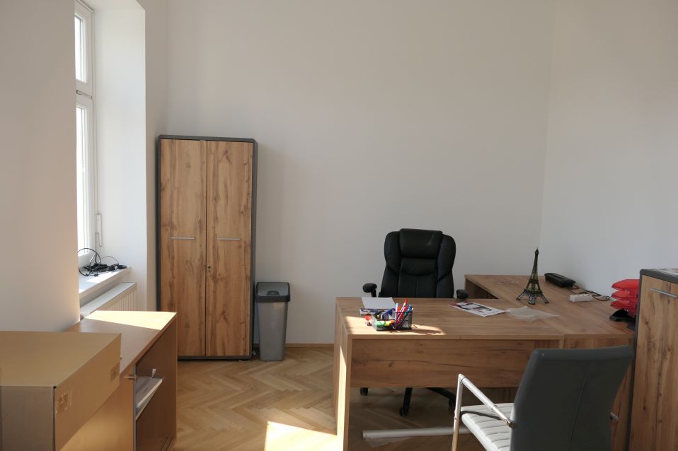 Büro mit Schreibtisch, Drehstuhl und Schrank