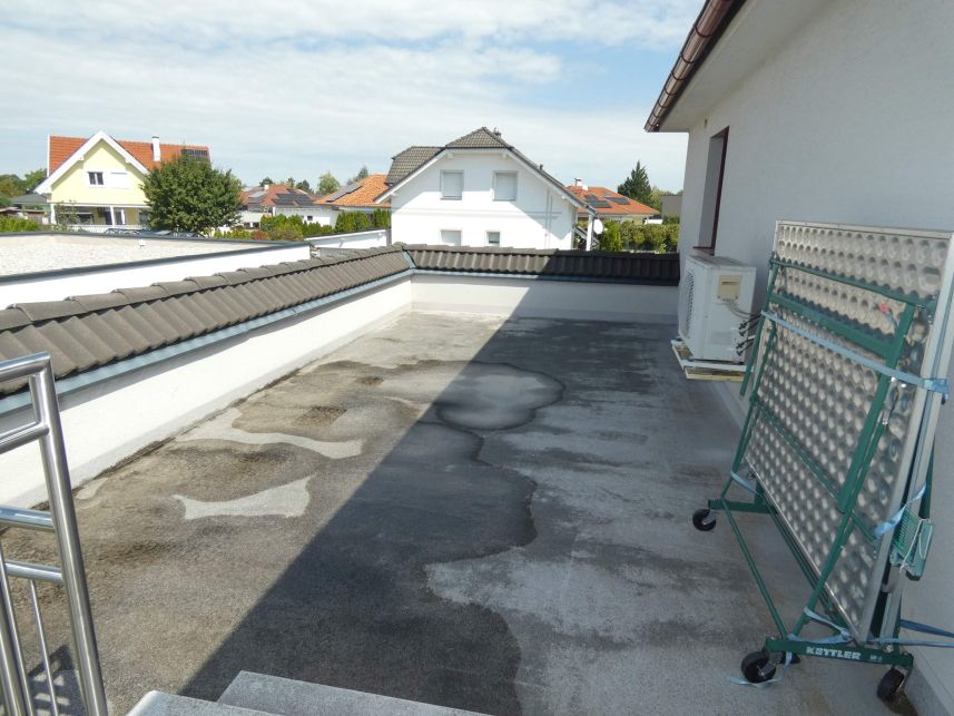Flachdach mit feuchten Stellen und Tischtennisplatte in Österreich