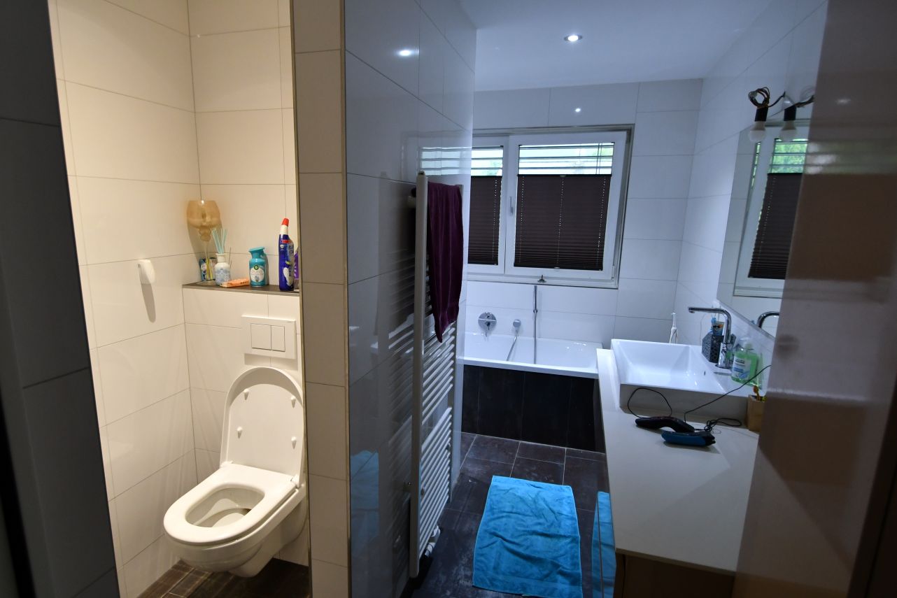 Badezimmer mit Toilette, Waschtisch, Badewanne und Fenster in Österreich