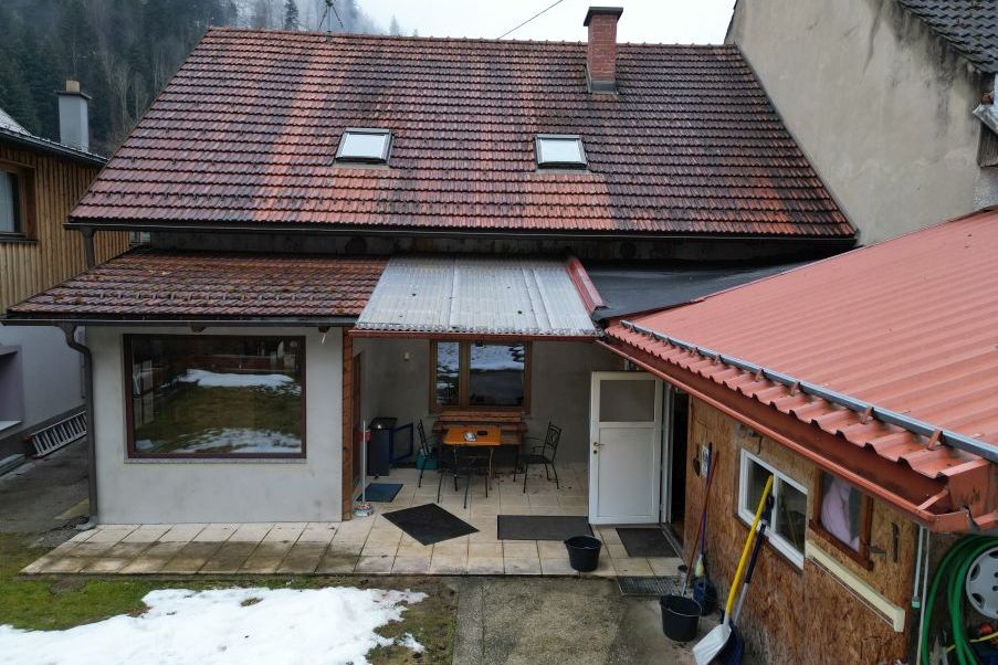 Haus mit Ziegeldach und Vordach in Österreich.