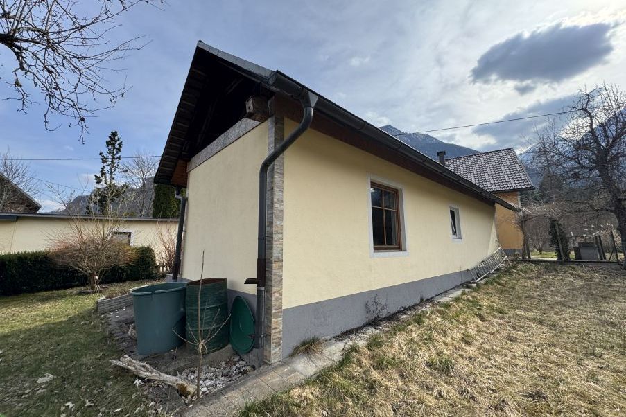 Haus mit gelbem Anstrich und Ortgang in Österreich