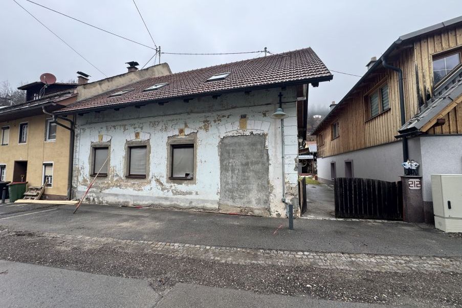 Hausfassade mit verputzter Wand und Fenstern in Österreich