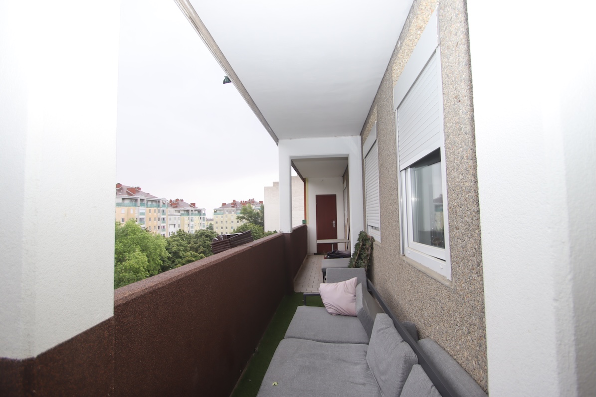 Balkon mit Sofa und Blick auf Gebäude in Wien