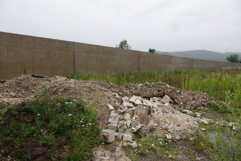 Betonmauer mit Schutt und Bewuchs in der Steiermark