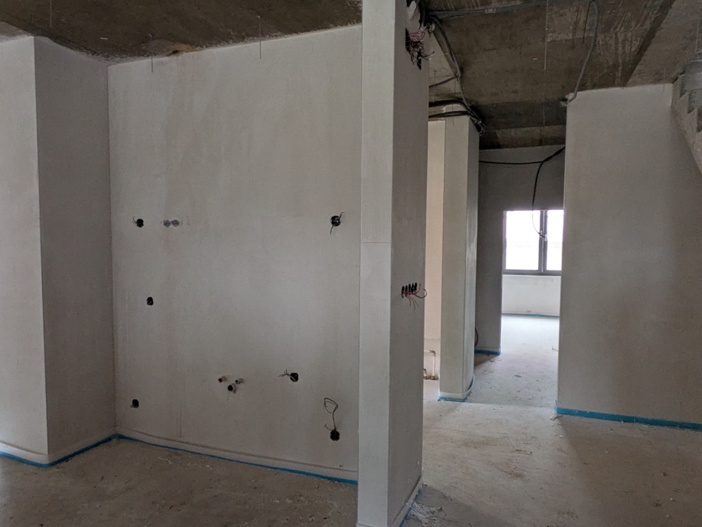 Baustelle: Innenraum mit Rohinstallationen und unfertigen Wänden