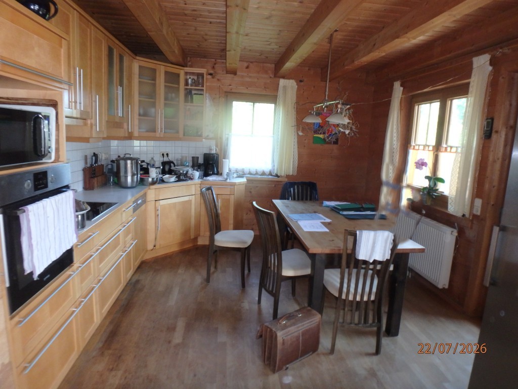 Holzküche mit Esstisch und Stühlen in einem rustikalen Haus