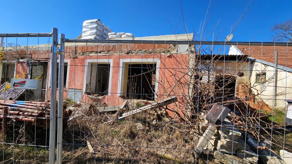Abrisshaus mit Ziegelmauerwerk und Zinkdach in Österreich, umzäunt