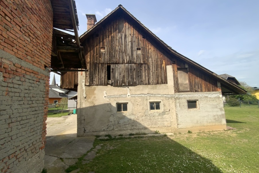 Bauernhaus mit Holzlager und Ziegelmauer in Österreich