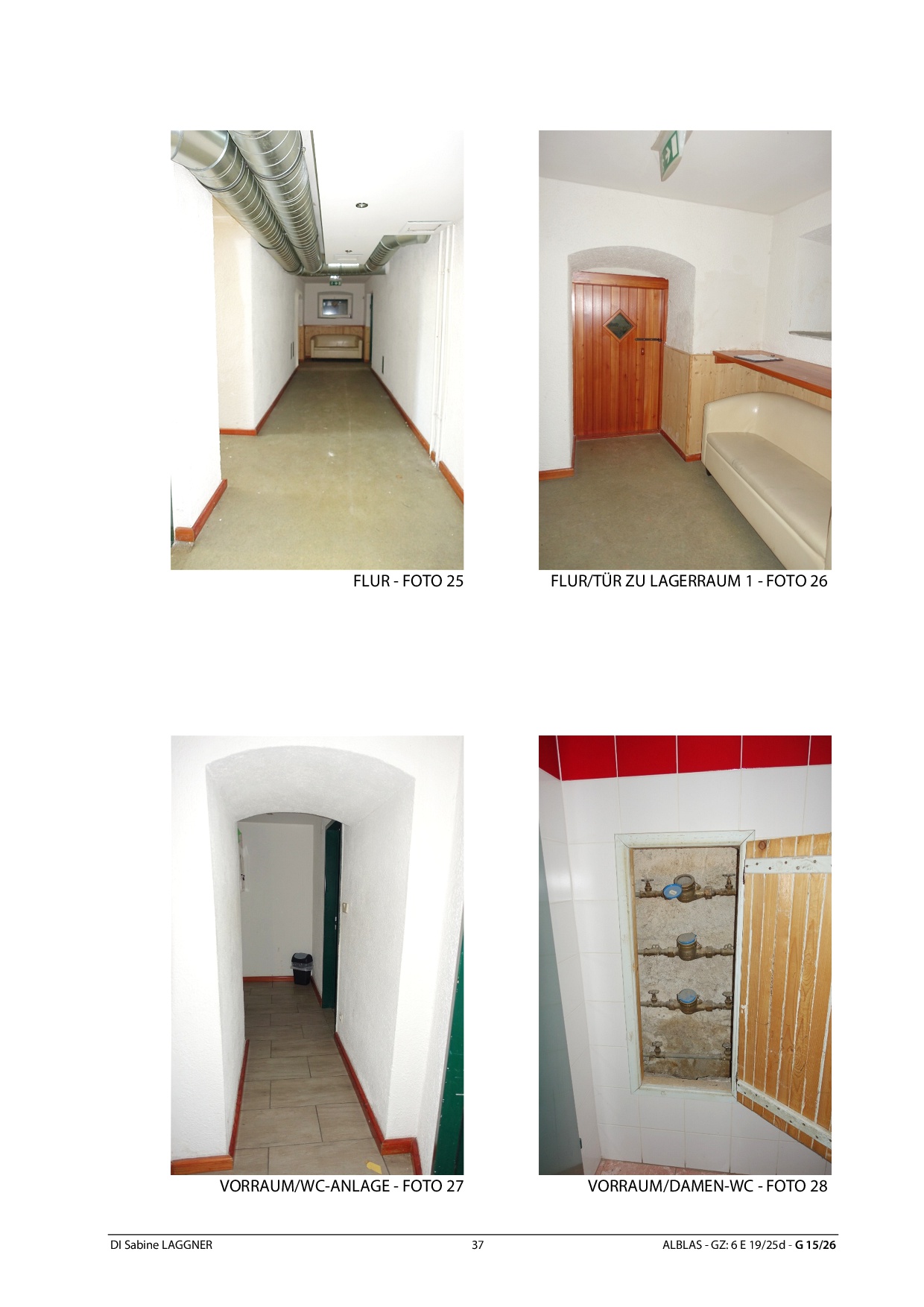 Vorraum/WC-Anlage in einem Gebäude mit weißem Gewölbe und grüner Tür