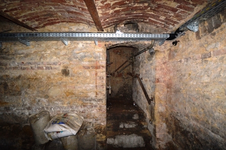 Keller mit Ziegelgewölbe, Steintreppen und Kabeltrassen