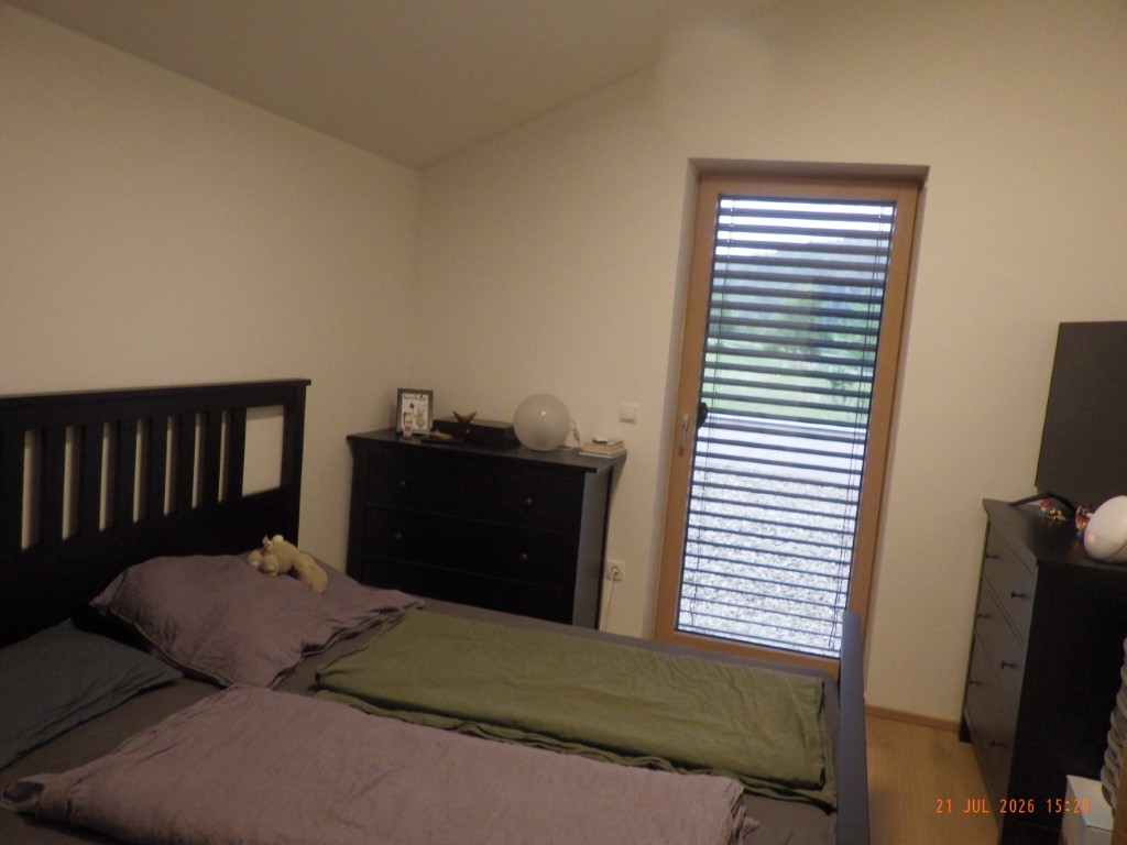 Schlafzimmer mit Doppelbett, Holztür und Kommoden