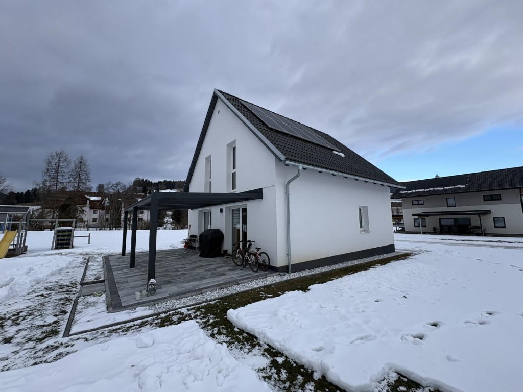 Neubau mit Solaranlage und Terrasse im Winter, Österreich
