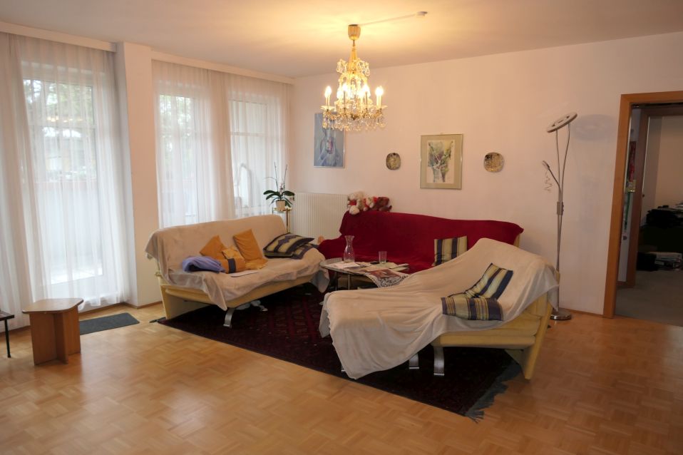 Wohnzimmer mit zwei Sofas, Couchtisch und Kristallluster