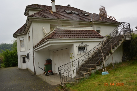 Haus mit Garage und Außentreppe in Österreich