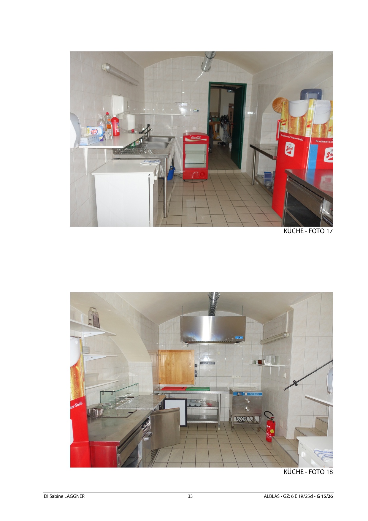 Küche mit Spülbecken, Kühlschrank, Arbeitsflächen und Getränkekühler