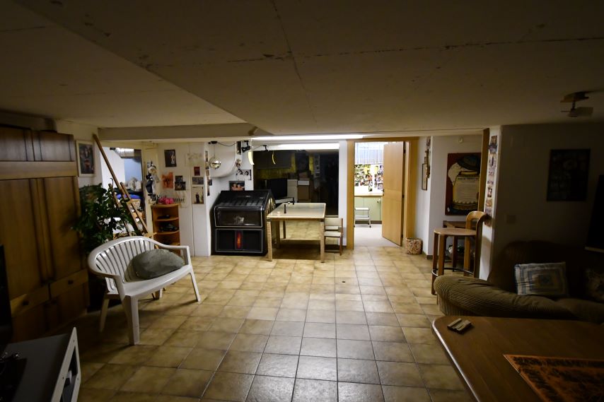 Kellerraum mit Jukebox, Tisch, Stühlen und Couch