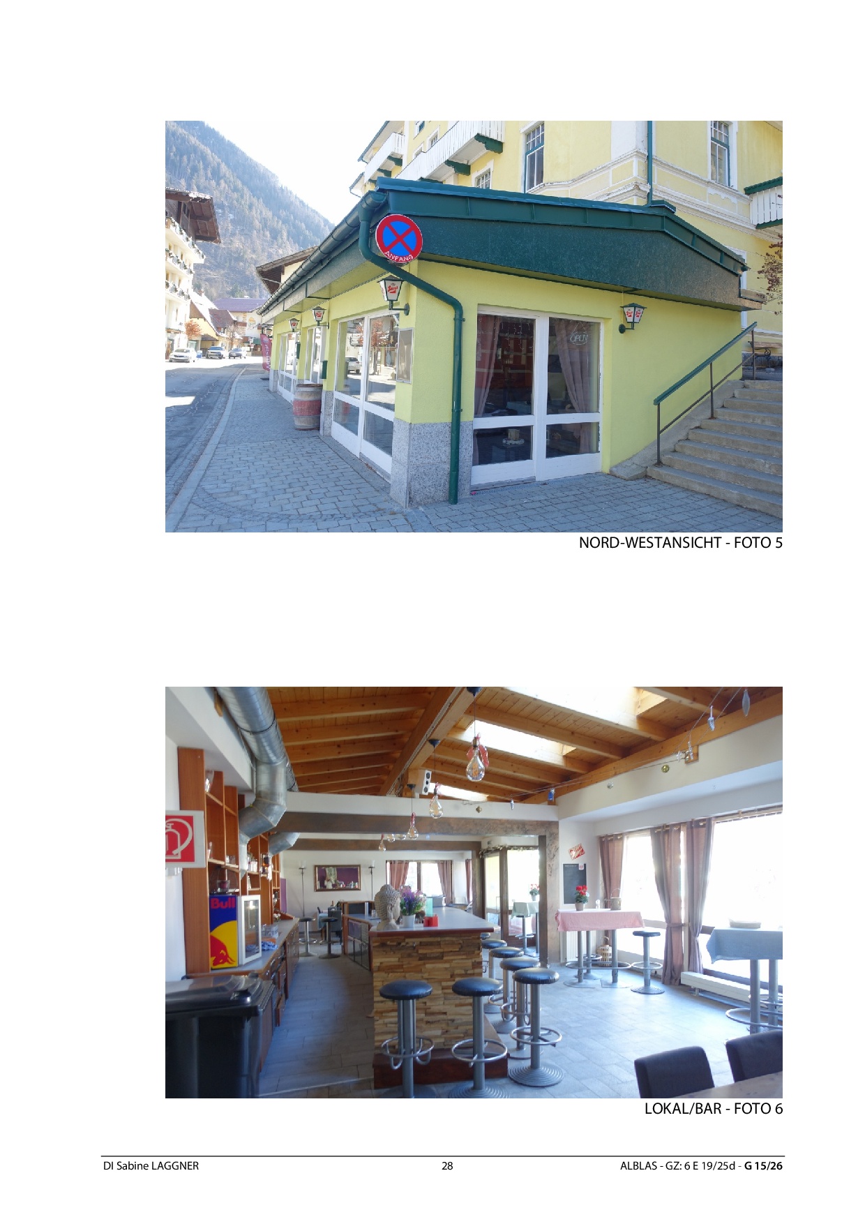 Lokal Bar mit Bartresen und Barhockern, Holzdach mit Beleuchtung