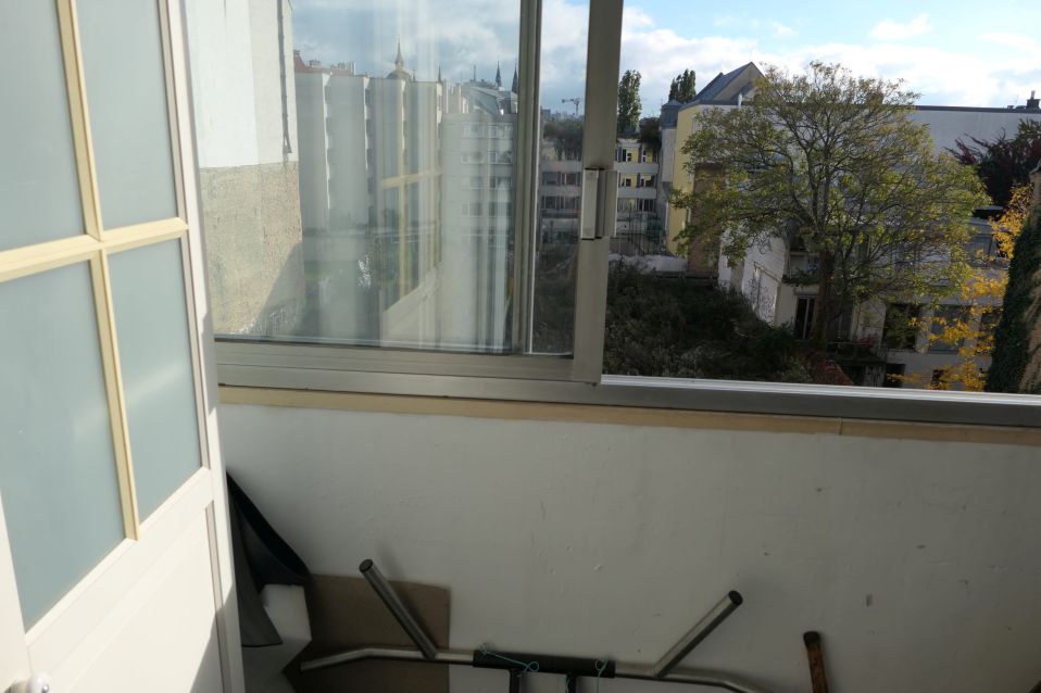 Fenster mit Blick auf Gebäude und Baum im Herbst