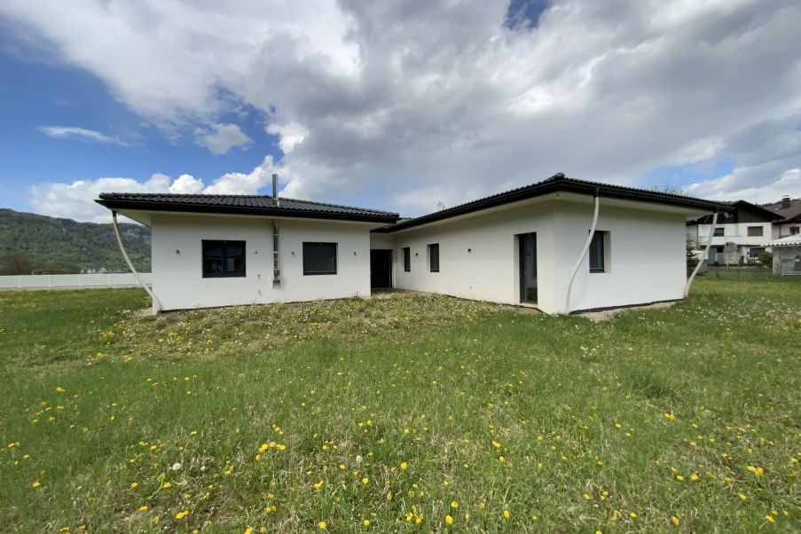 Neubau Einfamilienhaus mit Garten und Bergkulisse in Österreich