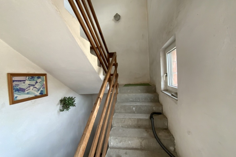 Treppenhaus mit Holzbalkon, Bild und Fenster