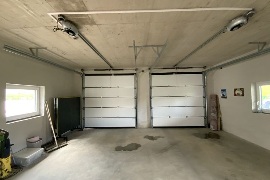 Garagentore mit elektrischem Antrieb in einer Garage in Österreich
