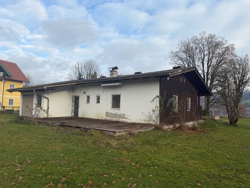 Einfamilienhaus mit Holzverkleidung und Terrasse in ländlicher Umgebung