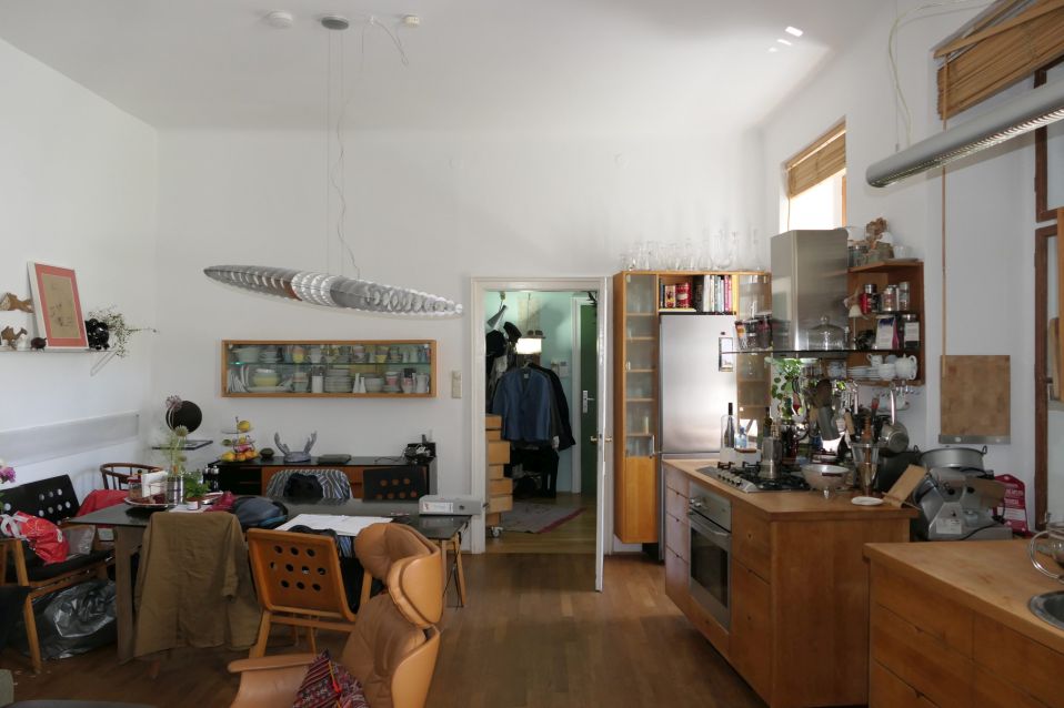 Esszimmer und Küche mit Esszimmertisch, Kühlschrank und Kochinsel