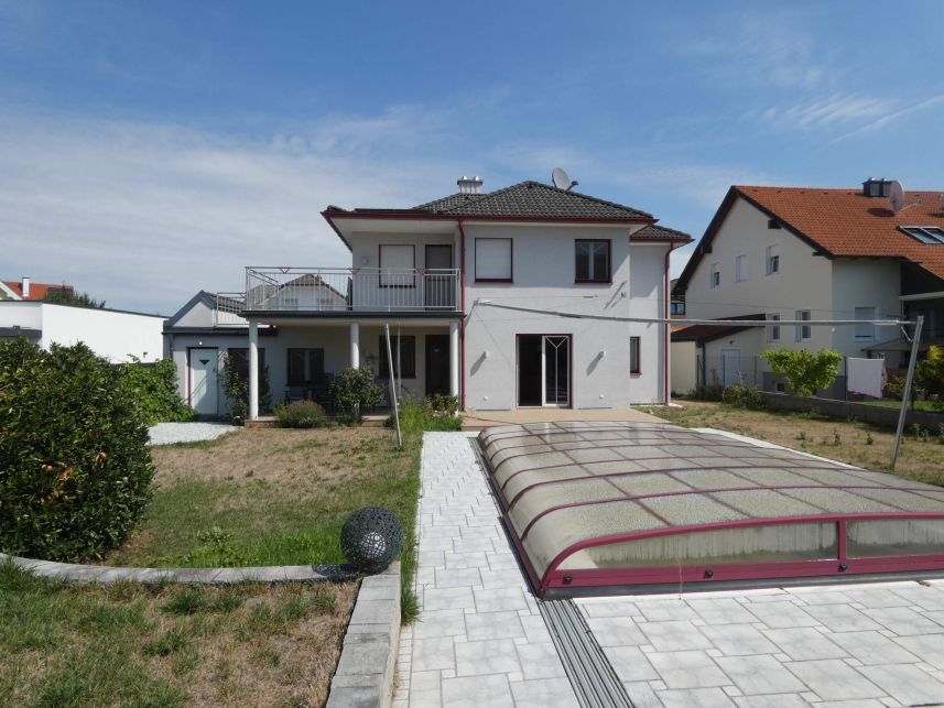 Haus mit Poolabdeckung und Garten in Österreich