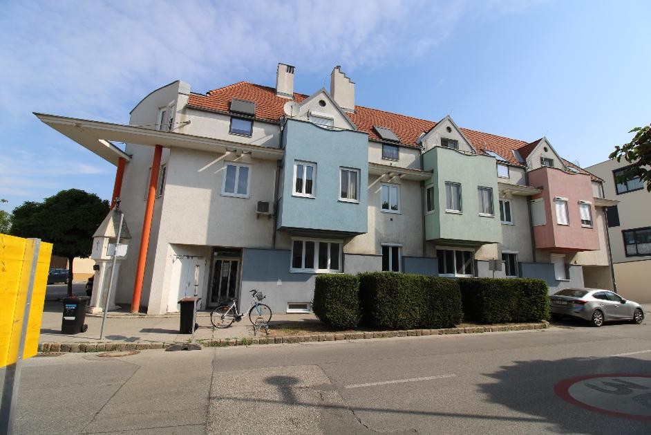 Mehrfamilienhaus in Wien mit bunten Erkern und markantem Dachüberstand