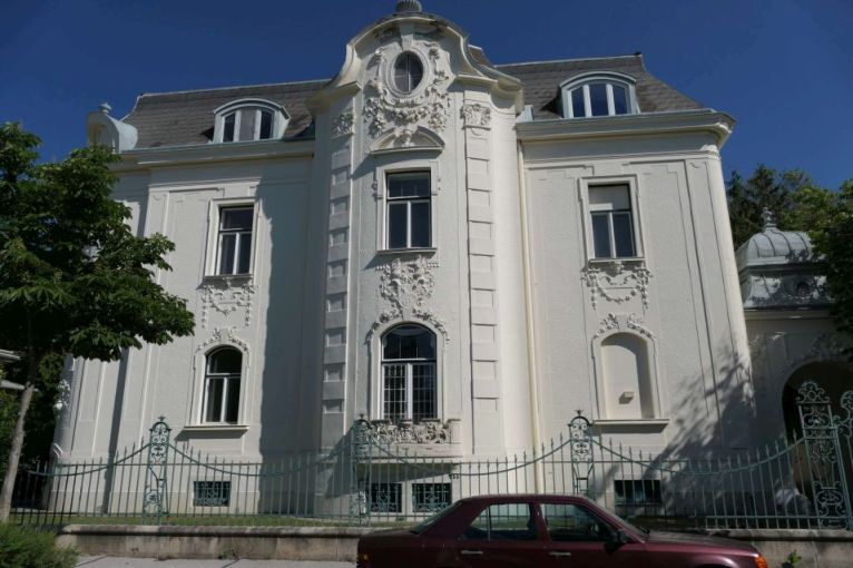 Villa in Wien mit Stuckverzierungen und Ziergitter vor dem Haus