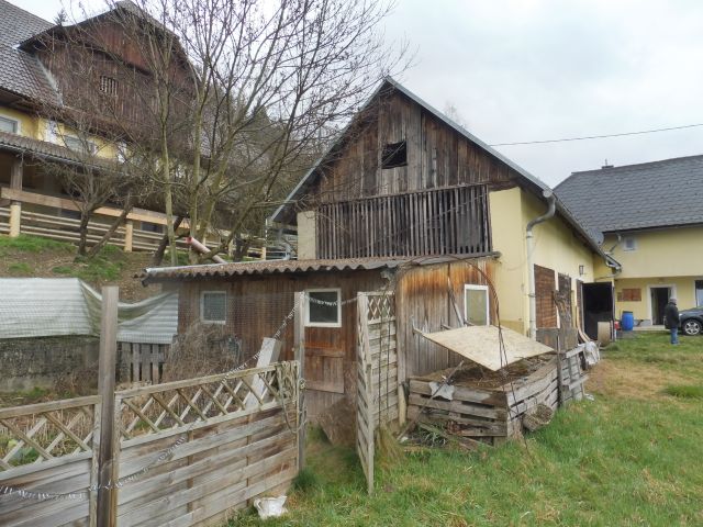Bauernhaus mit Holzschuppen und Holzzaun in ländlicher Umgebung, Österreich