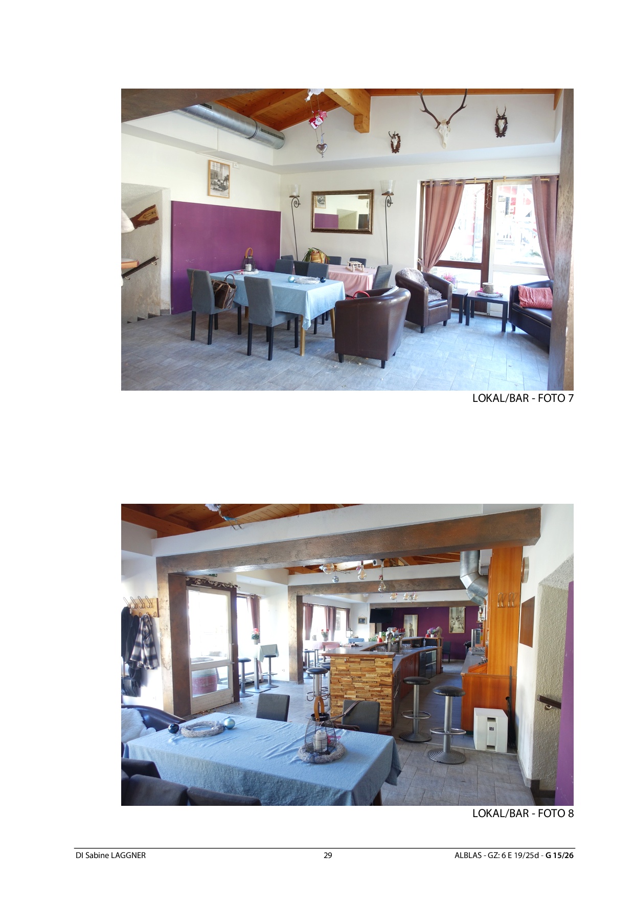 Lokal/Bar mit Tischen, Sesseln, Bar und Hirschgeweihen an der Wand.