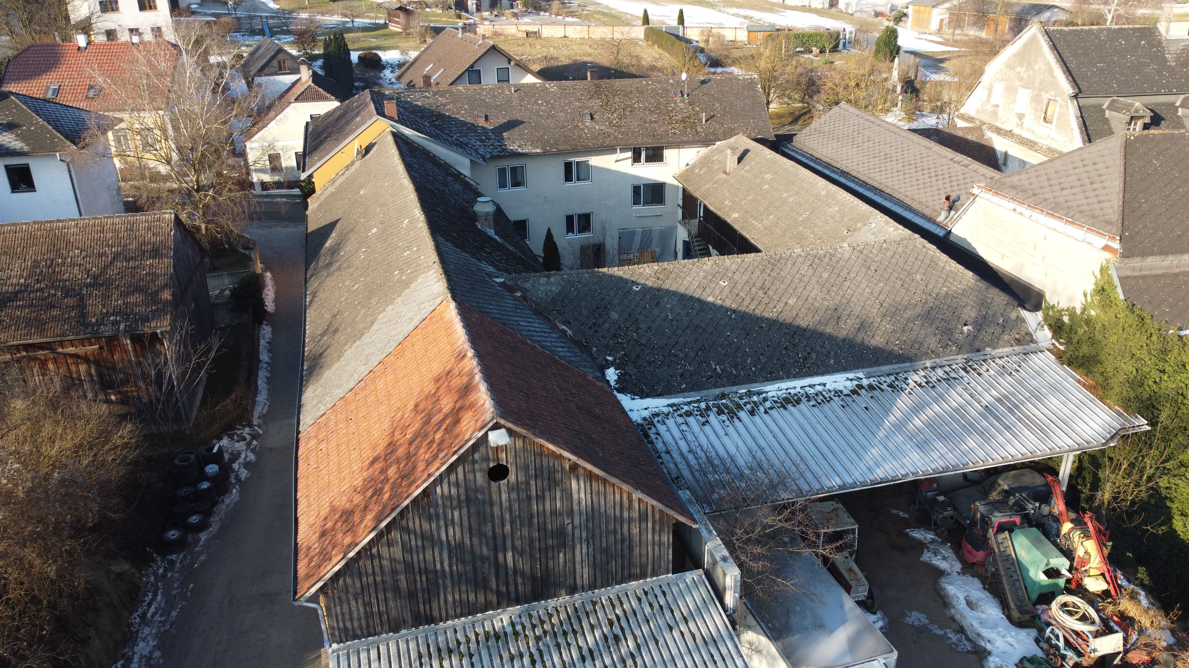 Bauernhof mit Traktor und landwirtschaftlichen Geräten in Österreich