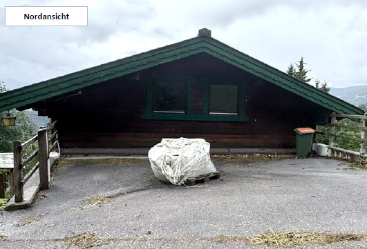 Holzhaus-Nordansicht mit verpacktem Material auf Palette und Mülltonne