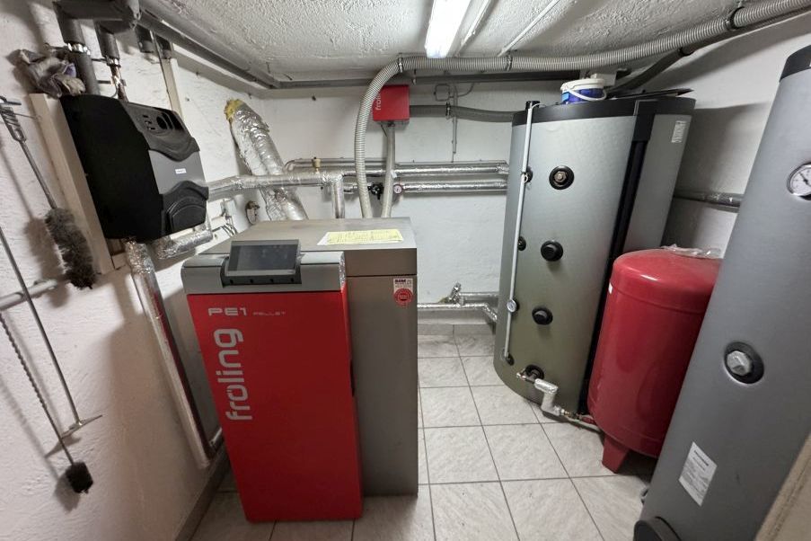 Heizungsanlage mit Pelletskessel und Pufferspeichern in einem Kellerraum