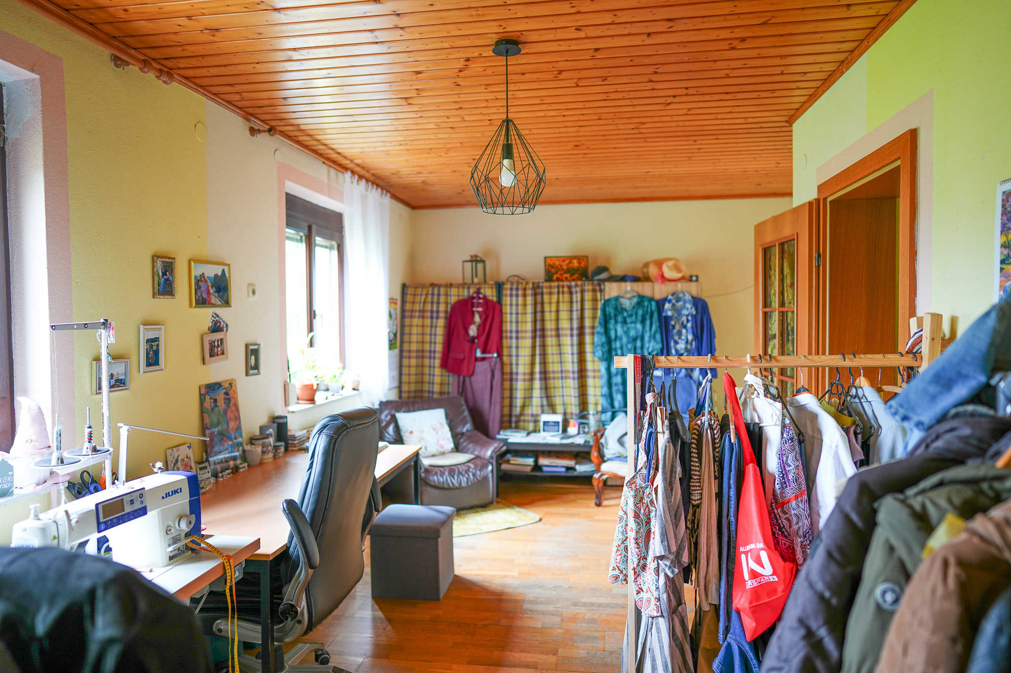 Nähzimmer mit Juki Nähmaschine, Kleiderständer und Sitzmöbeln