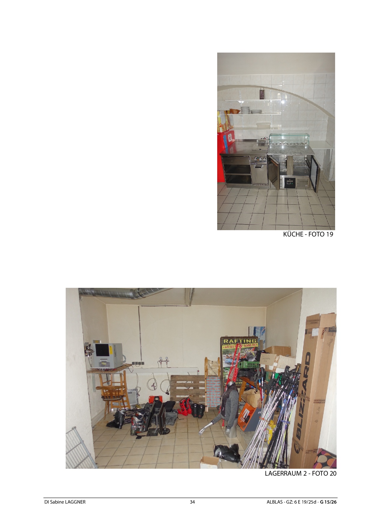 Küchenzeile mit Geräten und Kühlvitrine, daneben ein Kühlschrank mit roter Tür.