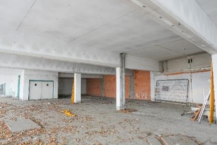 Baustelle: Rohbau eines Gebäudes mit Betonpfeilern und Ziegelwänden